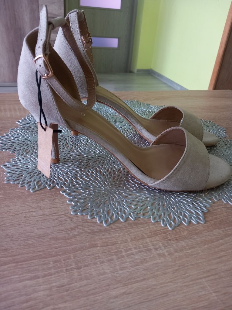 Nowe buty na obcasie