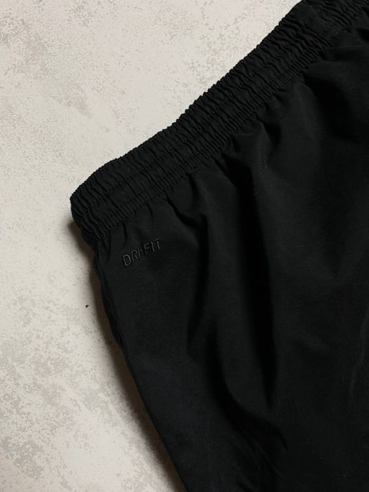 Чорні бігові шорти Nike Dri-FIT, легка тканина, мінімалізм