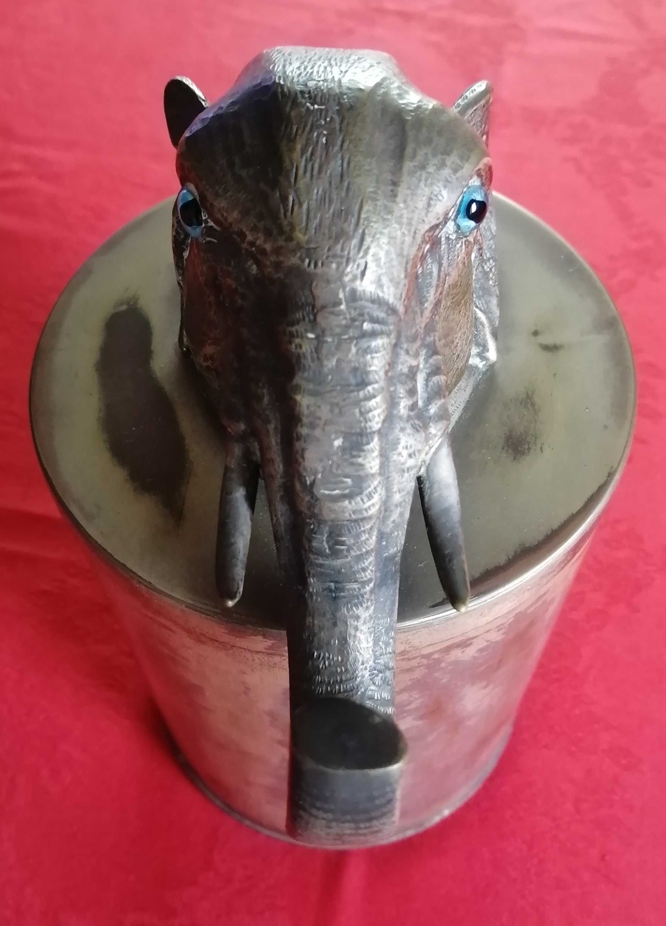Caixa Antiga com escultura