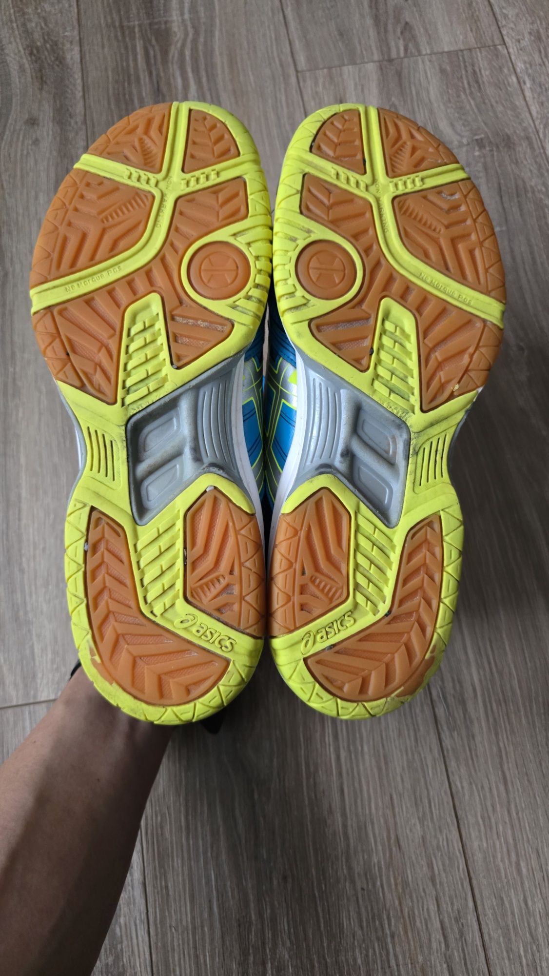 Продам волейбольні кросівки Asics gel-rocket