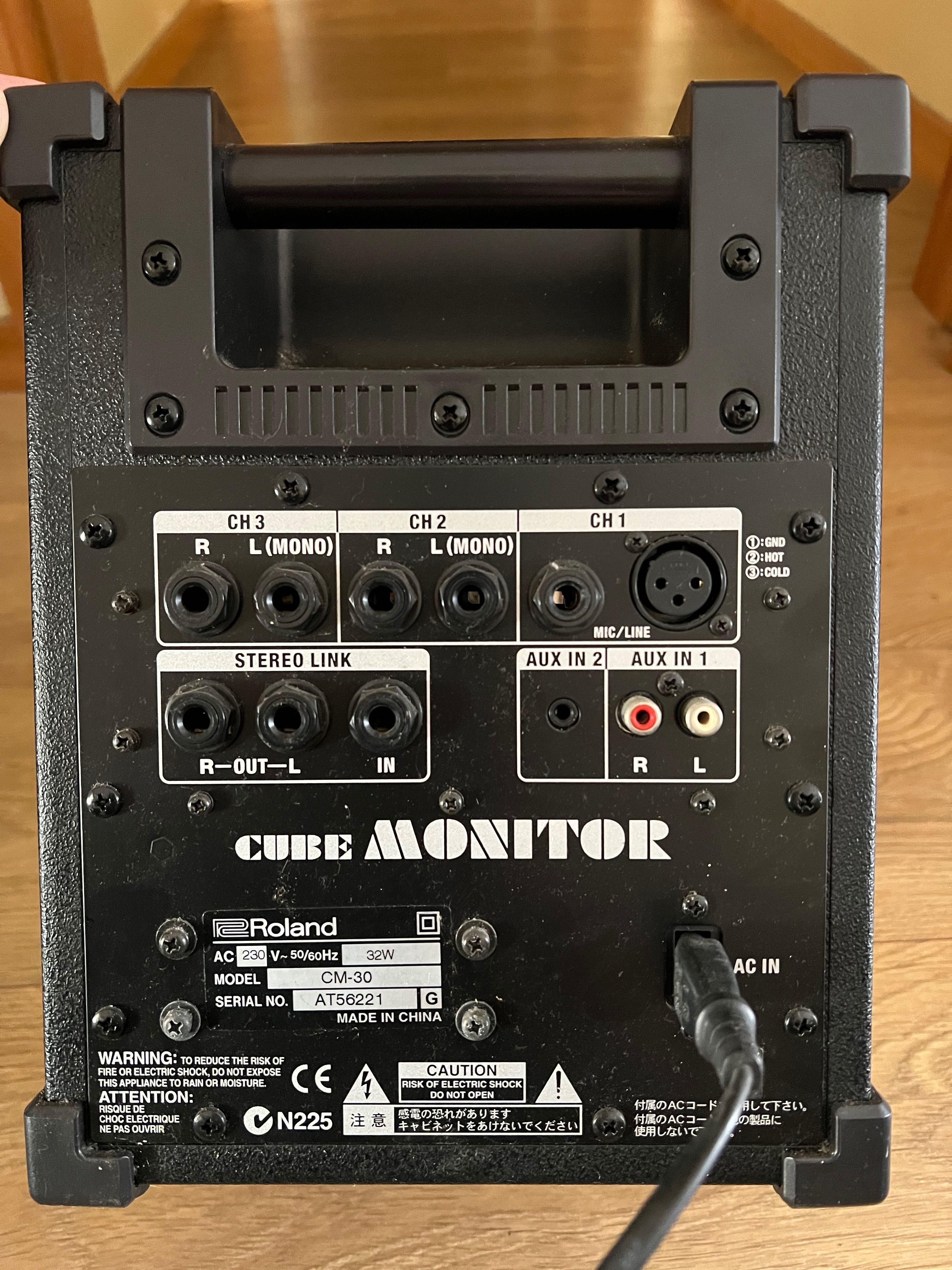 Roland Coluna Amplificadora (Cube CM30)