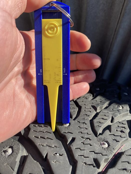 Продам комплект хорошої зимової резини Nokian. 205/60R16.