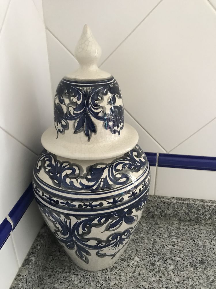 Vaso - jarro com tampa em porcelana