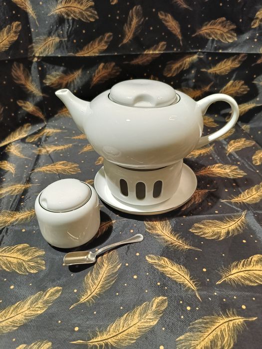 Porcelanowy imbryk z podgrzewaczem oraz cukierniczka