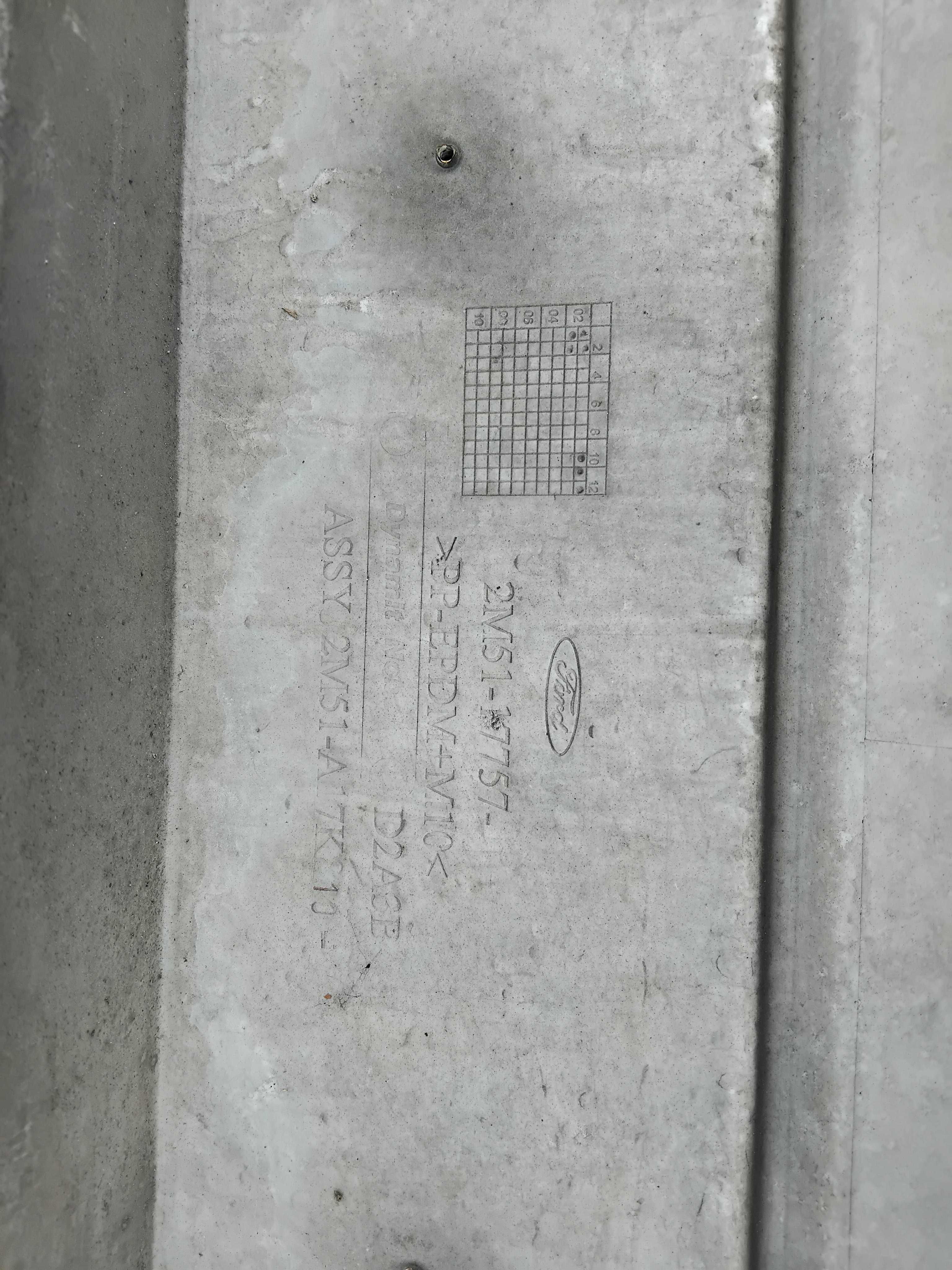 Zderzak przód czerwony Ford Focus MK1 2M51