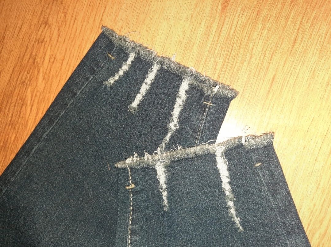 Spodnie jeans z modną nogawką