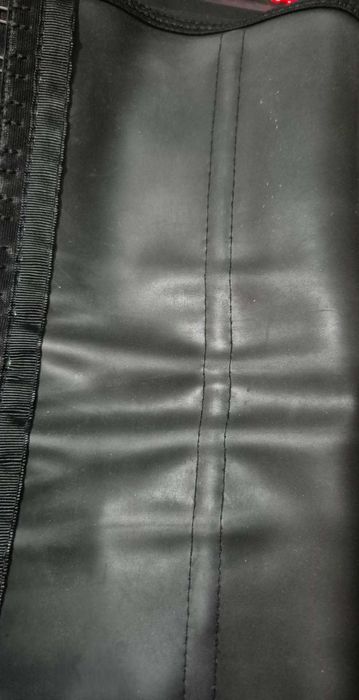 Czarny gorset na hawtkach