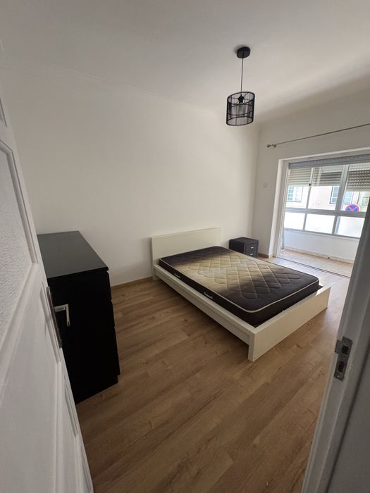 Quarto solteiro/a no centro de queluz