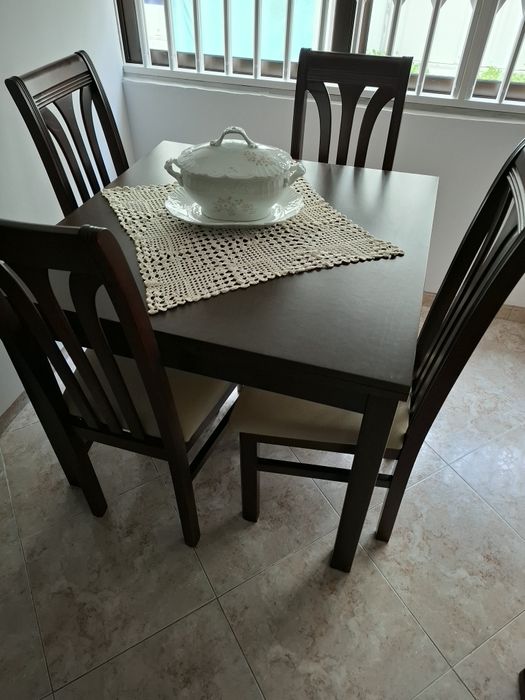 Mesa com 4 cadeiras