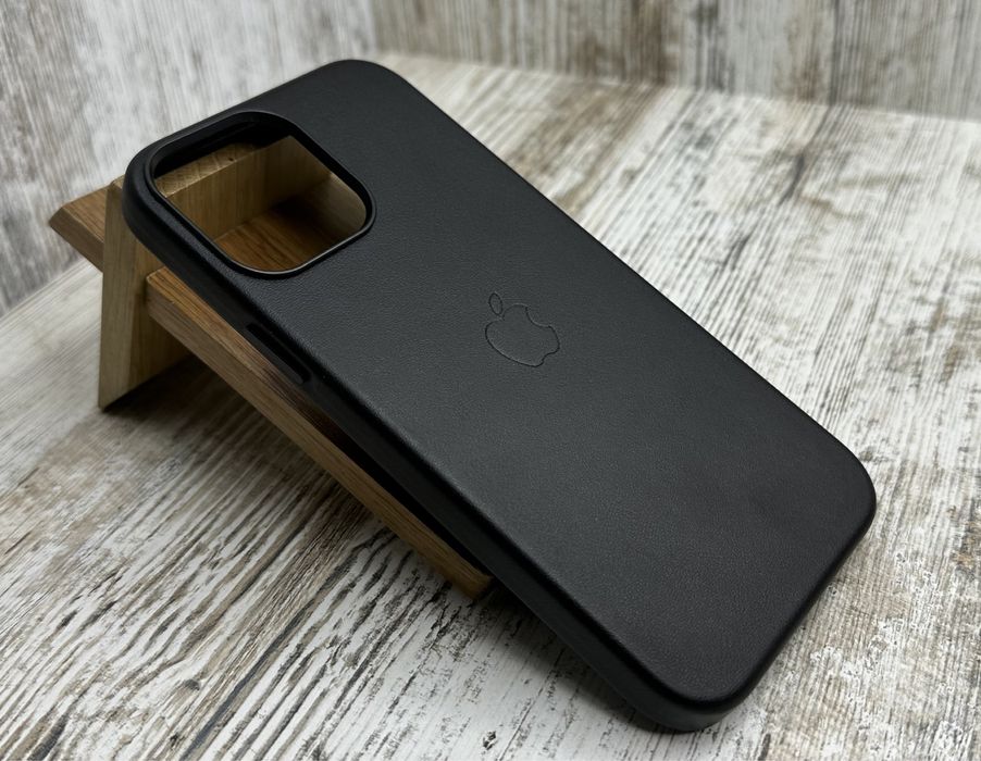 Чехол кожа Leather Case MagSafe на iPhone 13 Pro. Анимация