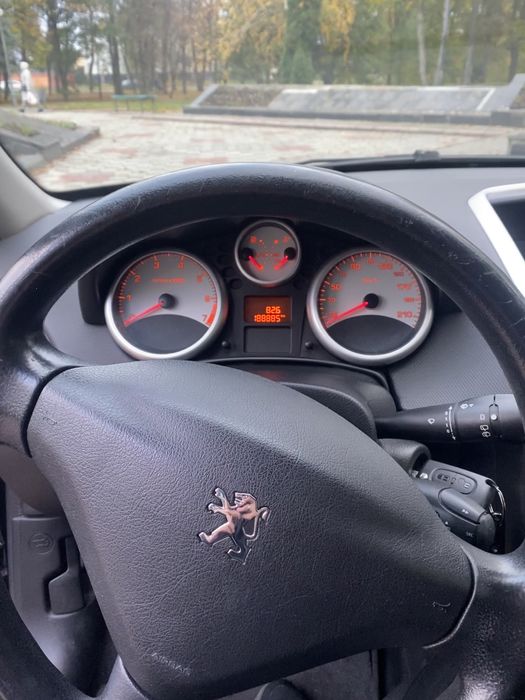 Peugeout 207 1.6 2010 року