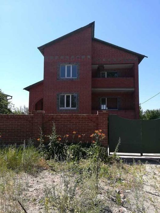 Цегляний двоповерховий будинок в Ліску