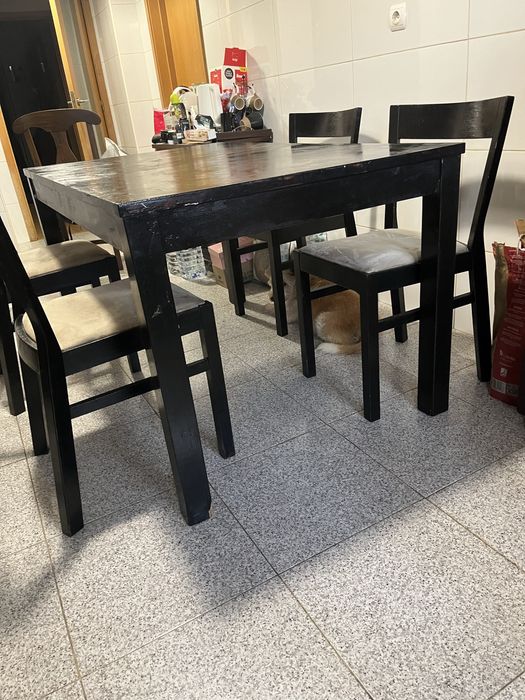Mesa de cozinha em madeira.