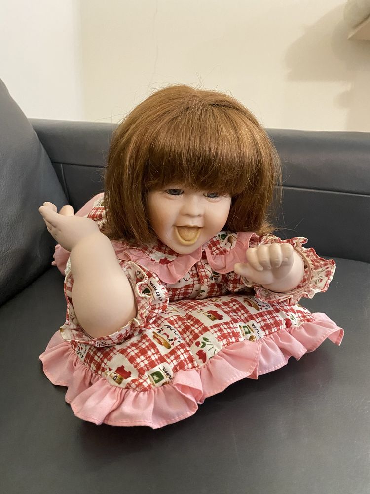 Boneca de porcelana antiga
