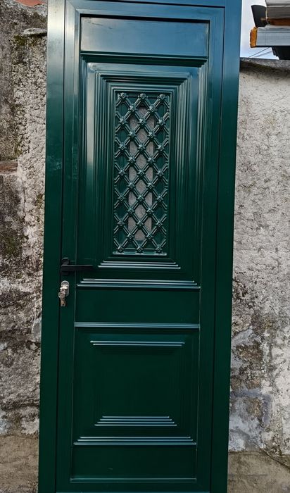 Porta nova de alumínio com corte térmico e fecho triplo de segurança