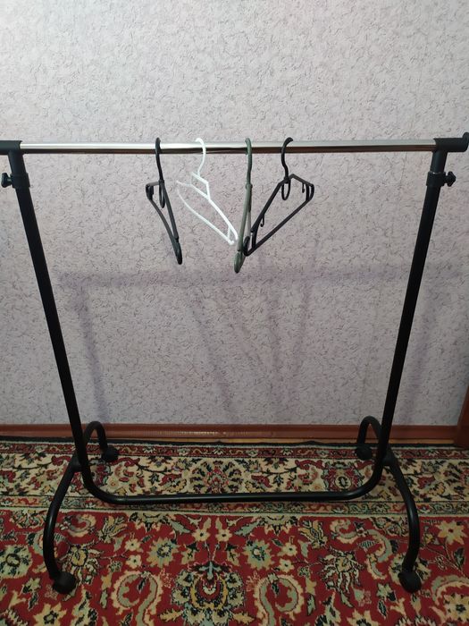 Вішалка стійка для одягу, пересувна