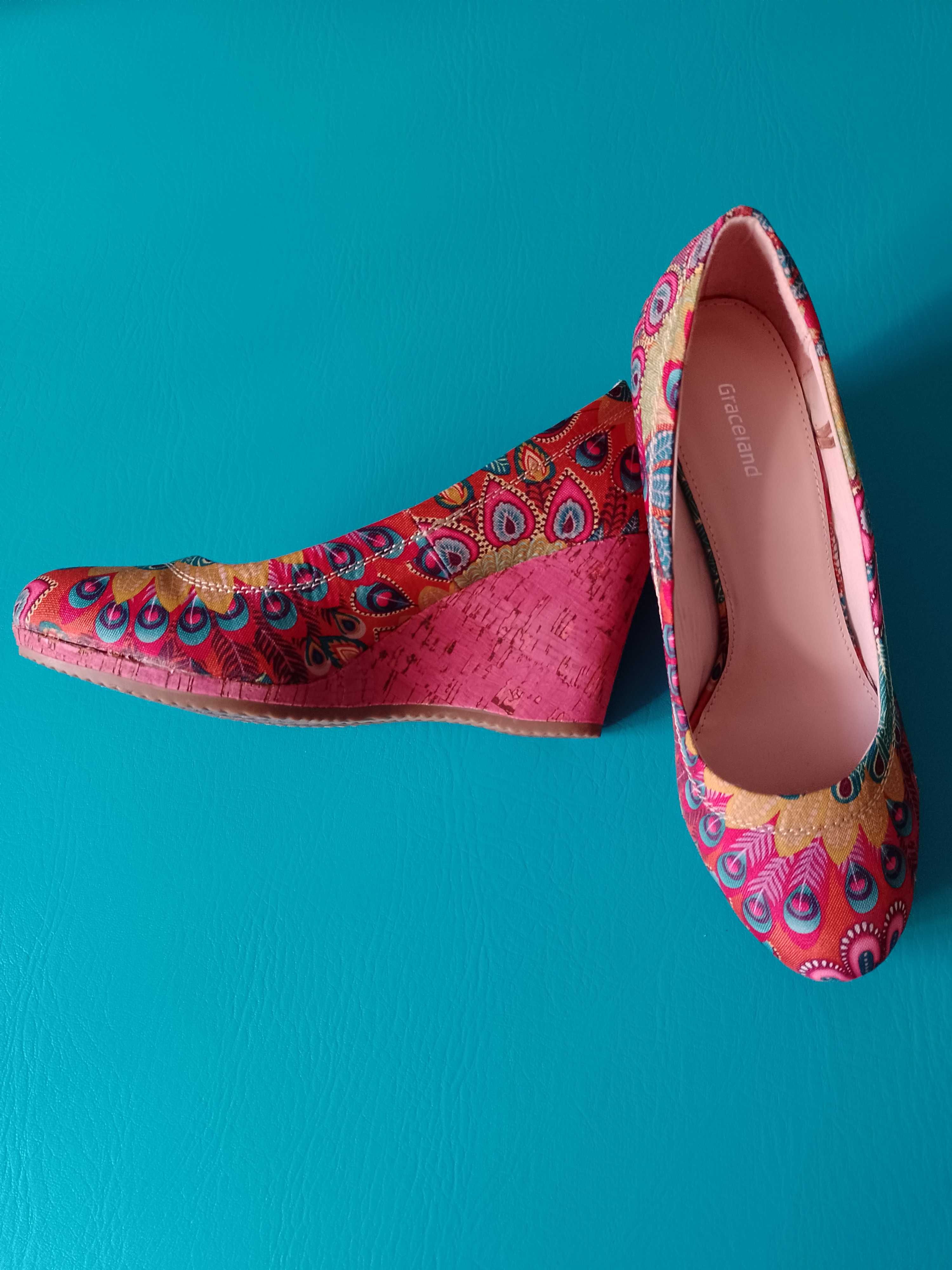 Sapatos de cunha coloridos