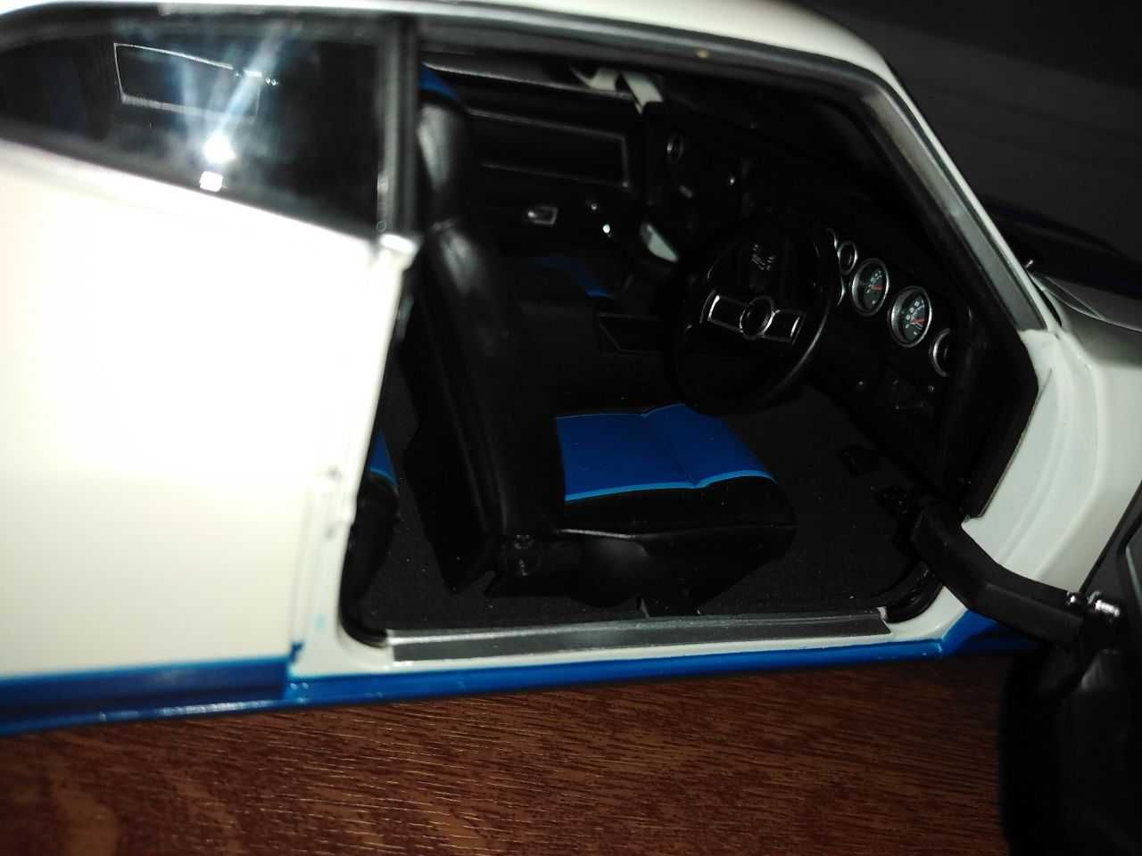 Модель автомобіля Biante (Autoart ) 1:18 Ford Falcon XC Cobra Coupe