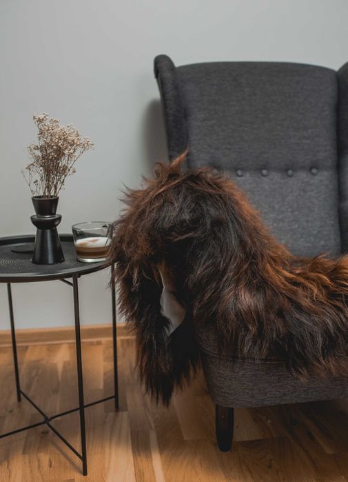 Skóra Owcza Długi Włos Czarna z Płomieniami Piękne Skóry Naturalne