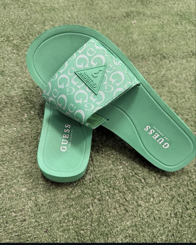 Шльопанці жіночі Guess
