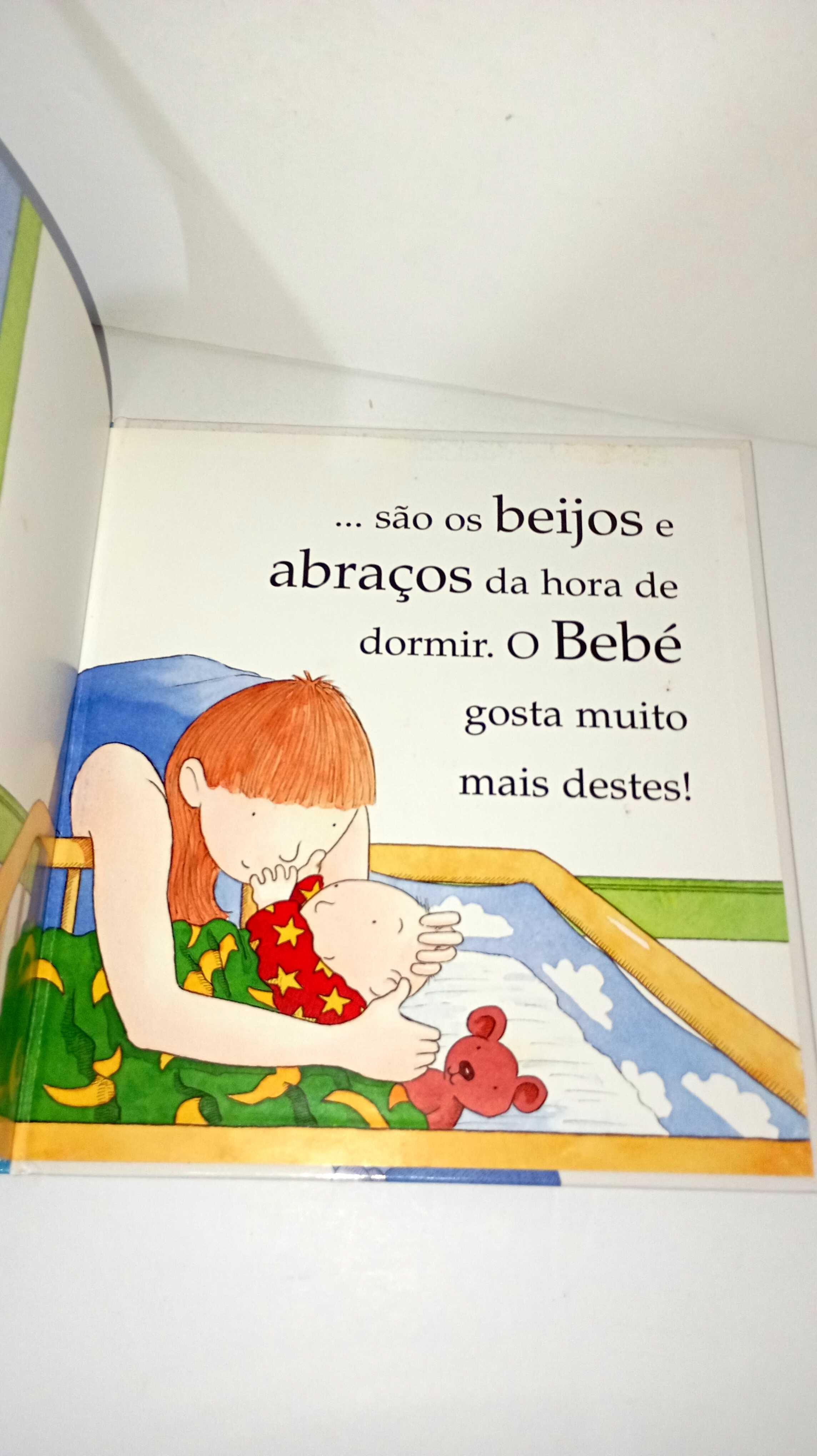 O bebé gosta de beijos e abraços