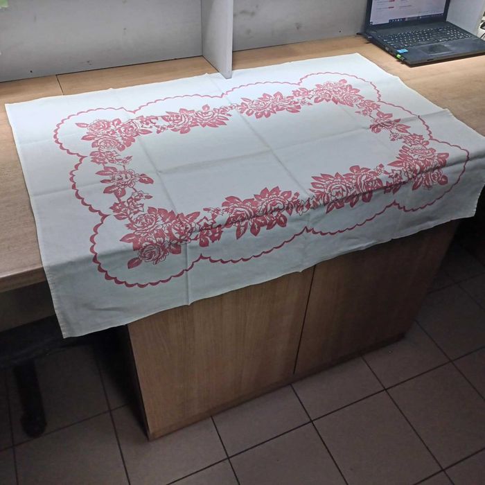Biały obrus z wzorem czerwonych róż 110x85cm