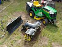John Deere X135R traktorek kosiarka pług szczotka rotacyjna zestaw