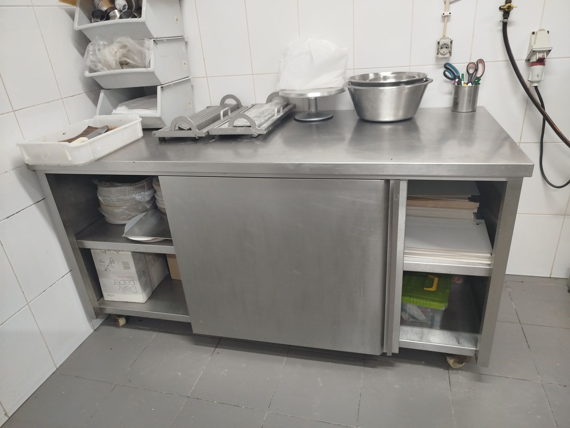 Mesa de trabalho em inox