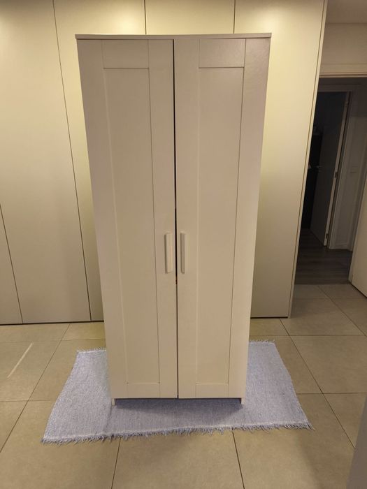 1 cama de solteiro com estrado, 1 roupeiro de 2 portas e 2 cómodas