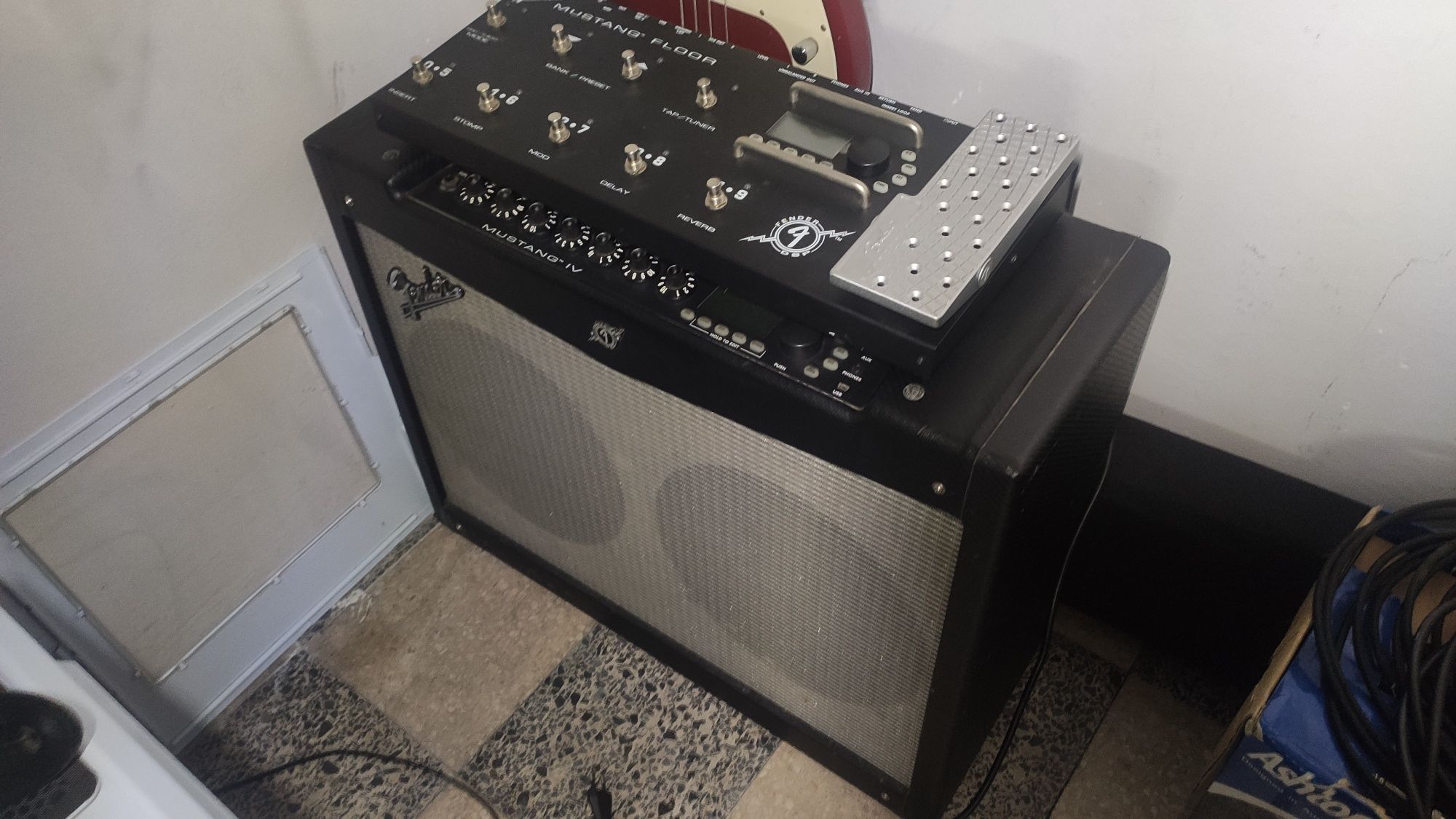 Amplificador Fender Mustang IV + Mustang Floor