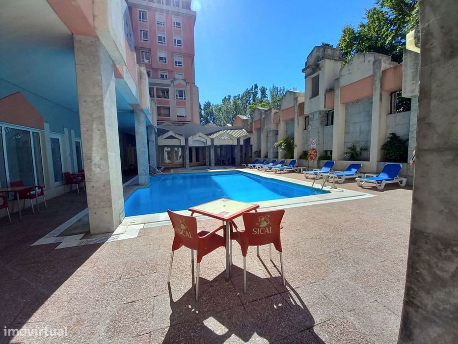 T1   Remodelado e equipado com piscina Condomínio em Telheiras