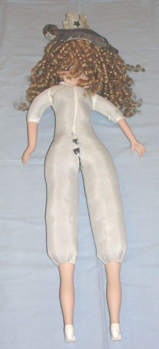 Boneca em porcelana com 90cm de altura usada