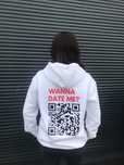 Biała Bluza Wanna date me? dla singli z kodem QR