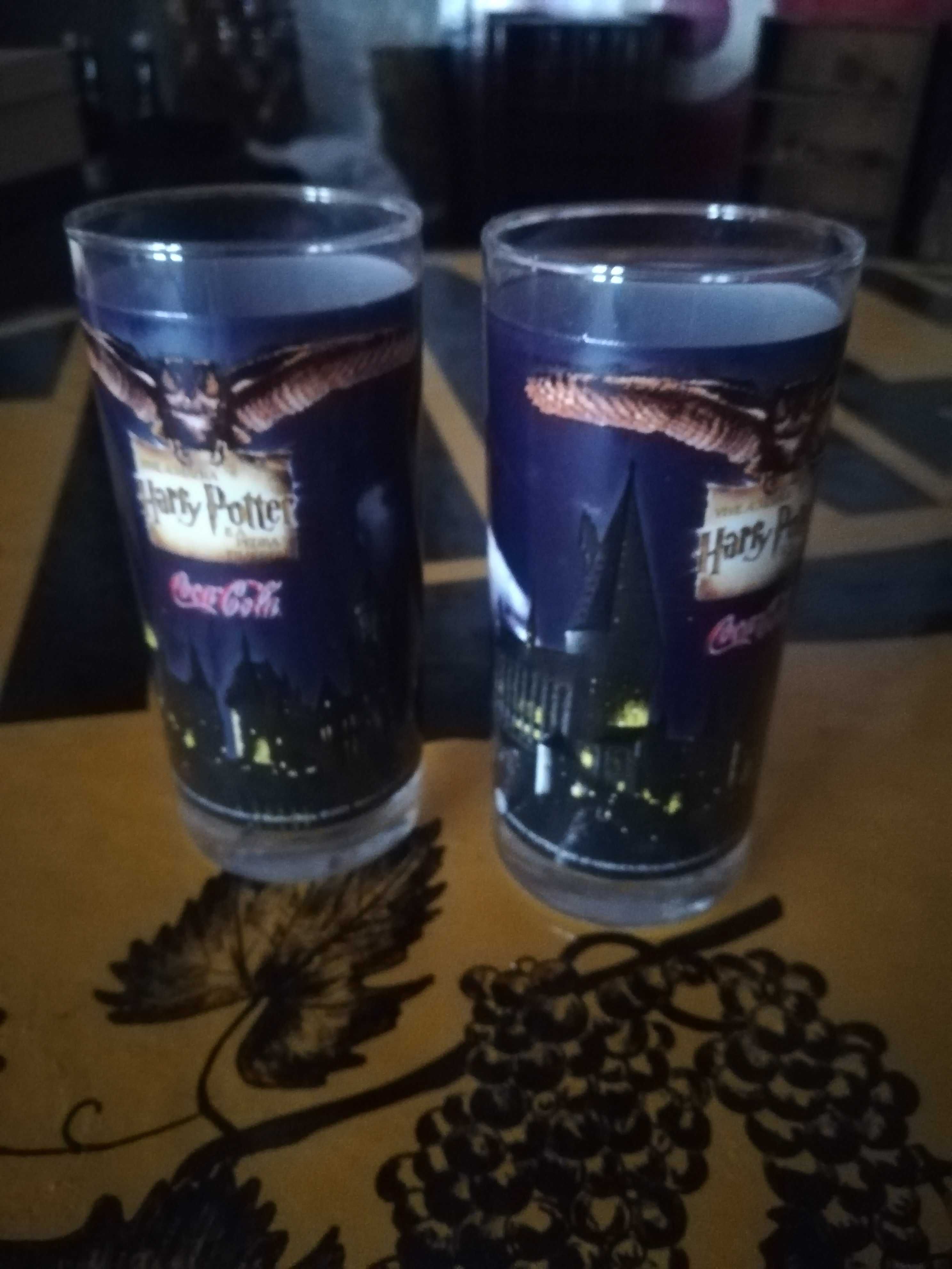copos de diversas marcas de bebidas