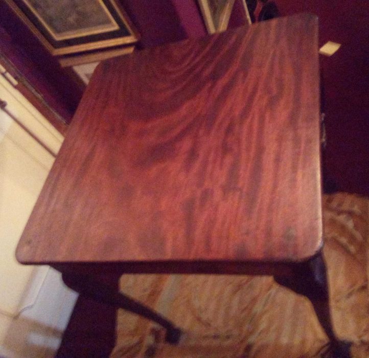 Mesa antiga em mogno (possiv), comp 62cm x 62cm x alt 73,5 cm.