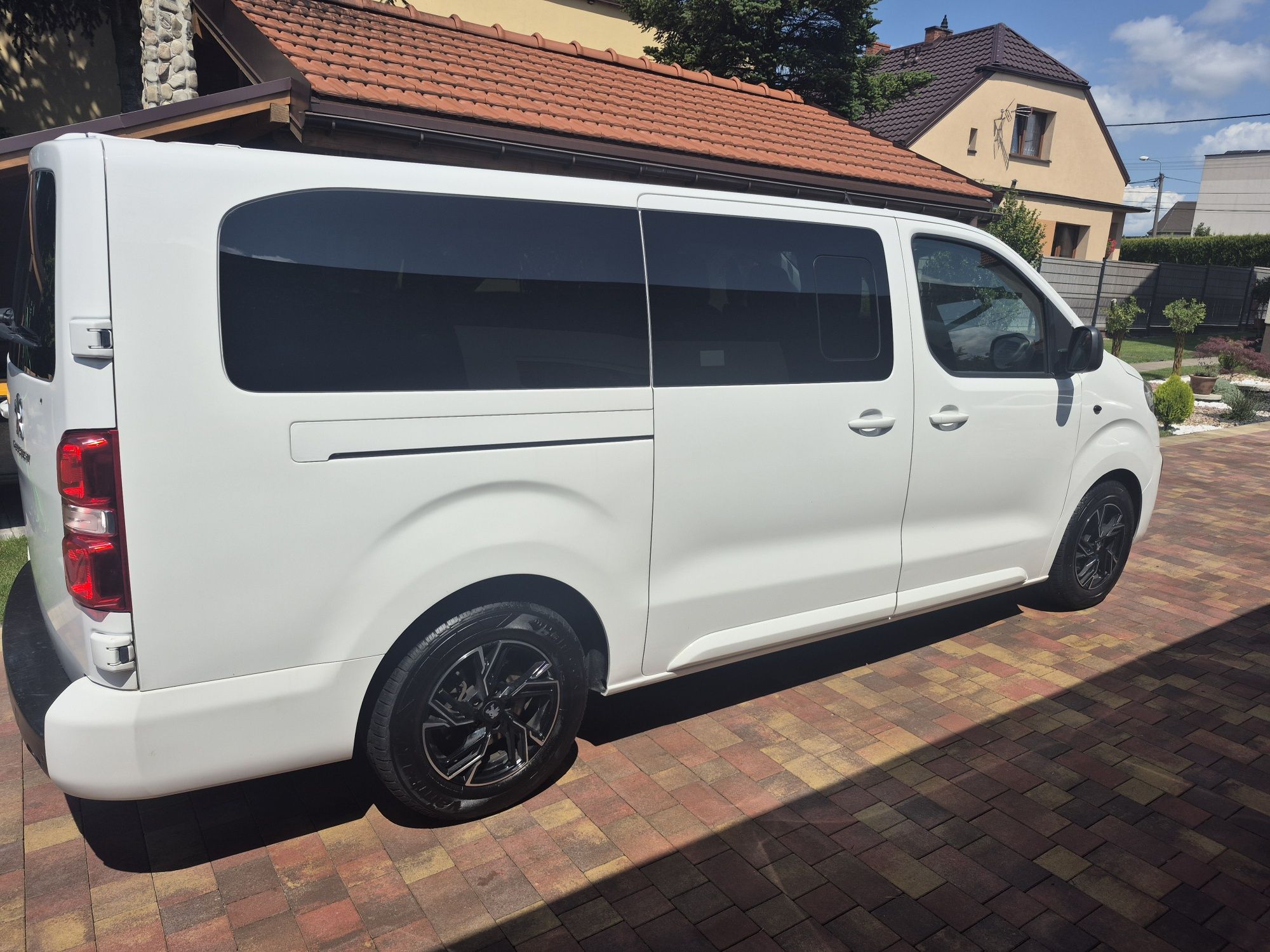 Wynajem Busa 9-osobowego winiety w cenie