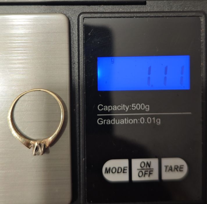 Золота каблучка, з діамантом, 585 проба.