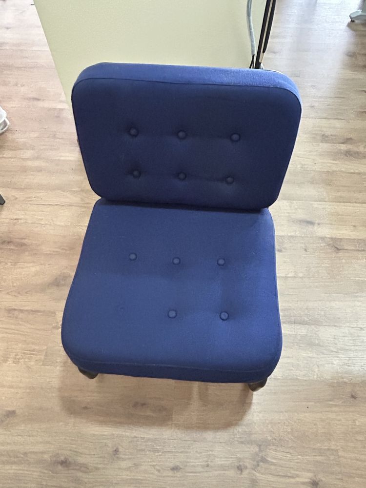 Sofas e mesa de receção de escritório
