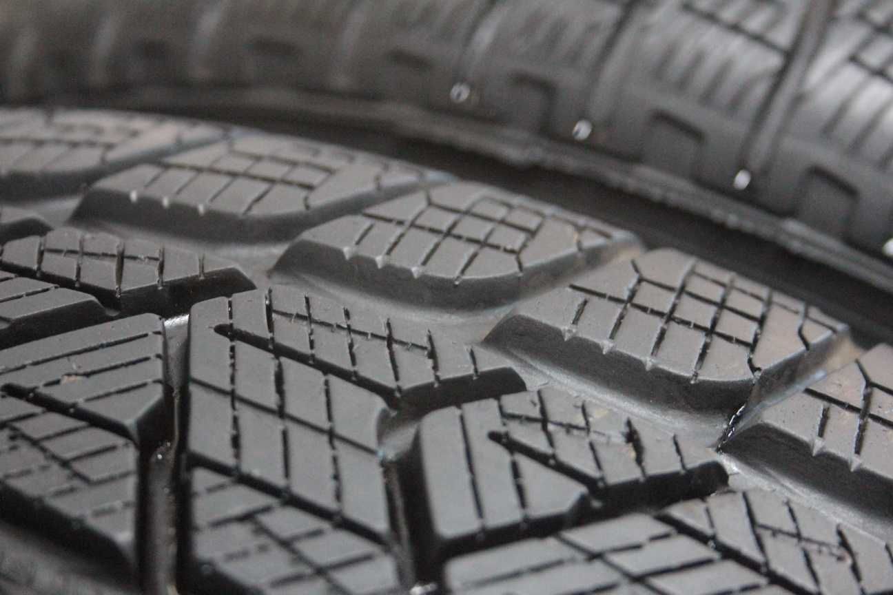 215/65/17 Pirelli Scorpion Winter 215/65 R17 99H 2023r 4x7mm