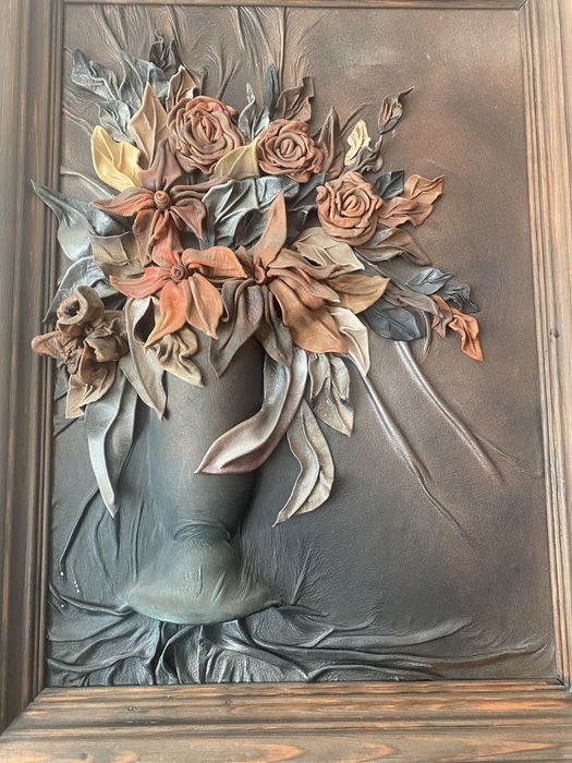 Картина зроблена зі шкіри