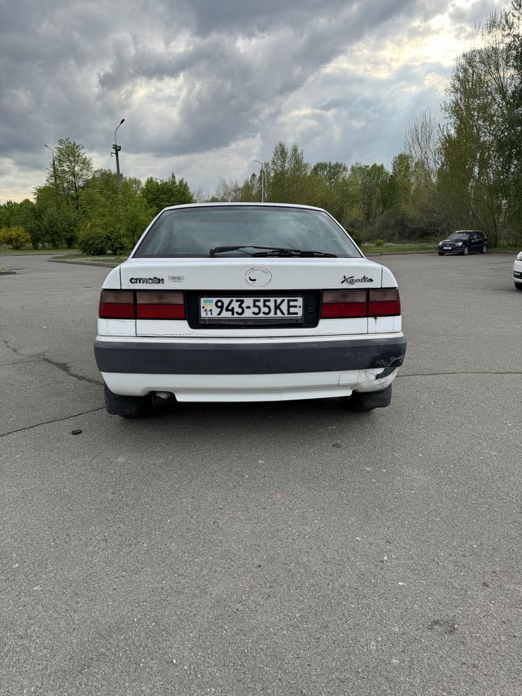 Citroen Xantia на бойовому ходу, на документах