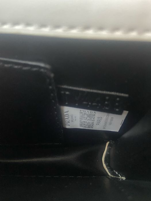 PRADA biala kopertowka na łańcuszku