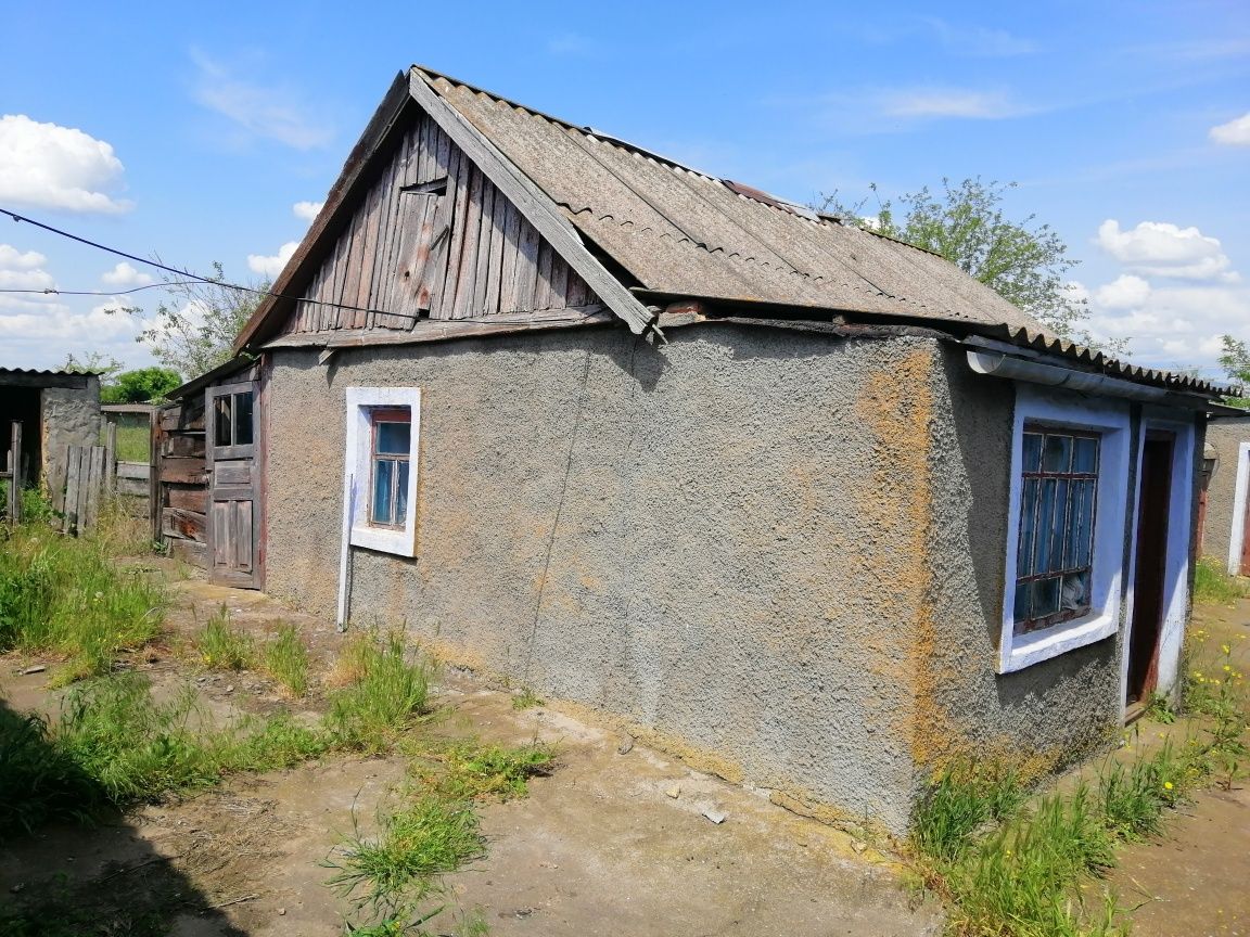 Будинок в великим городом, скважиною, банею, постройками