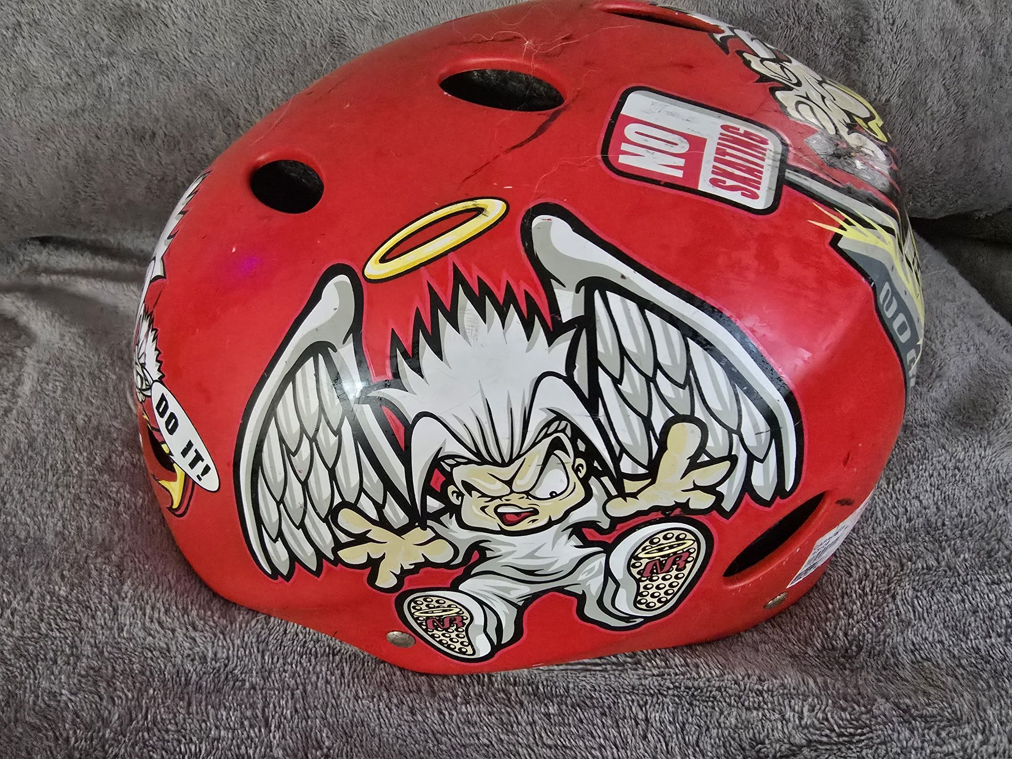 Capacete Skate Sportzone Tamanho S/M vermelho com figuras