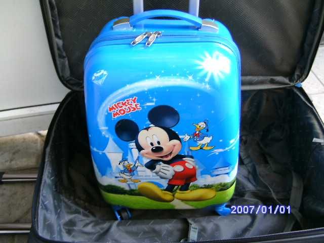 продам   средний чемодан на колесиках фирмы Mickey Mouse