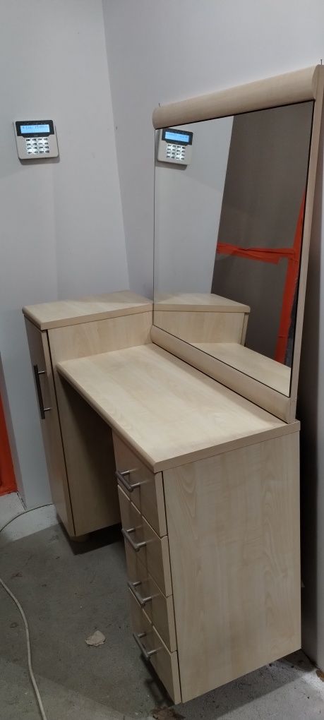 Toaletka Biurko z lustrem Solidne porzadne. 103cm na 75 cm wysokie