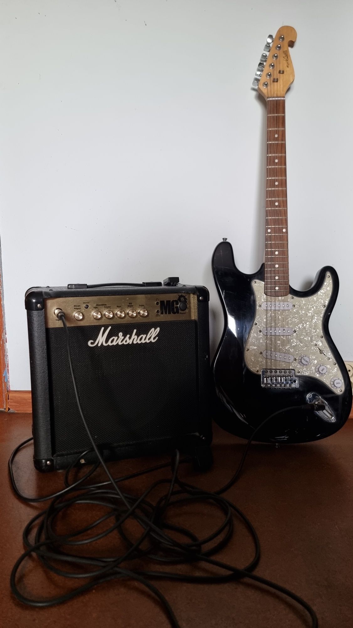Gitara elektryczna rock Queen + wzmacniacz gitarowy Marshall MG15 40 w