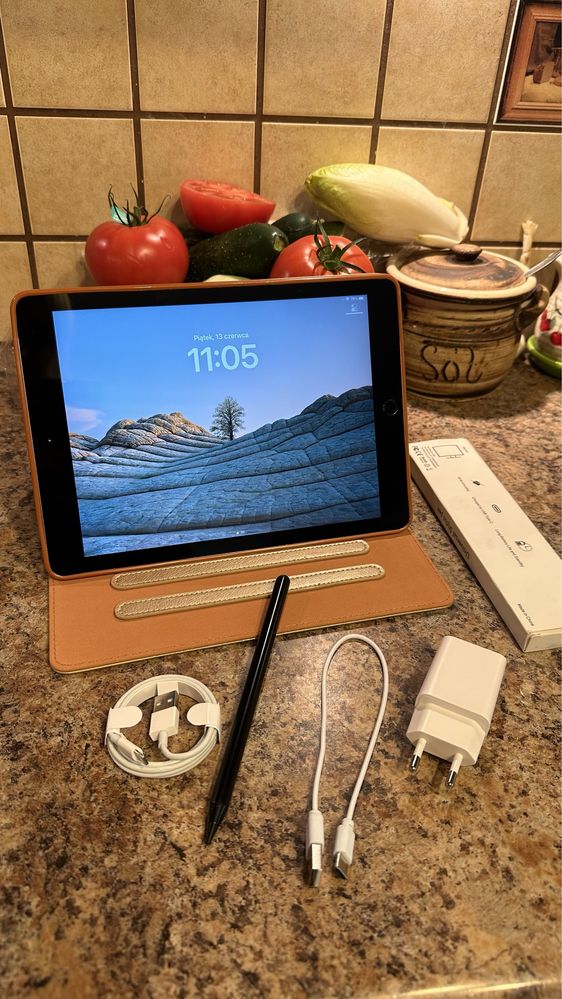 Tablet iPad Apple + NOWY RYSIK + nowe etui - cały zestaw