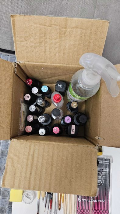 Набор мастера маникюра, кисти, гель-лаки, бафы