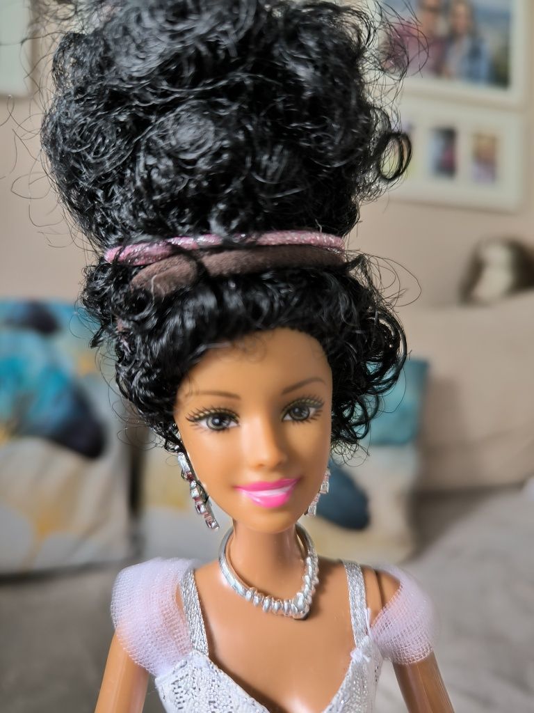 Lalka przegubowa w sukni  Barbie Holliday 2021